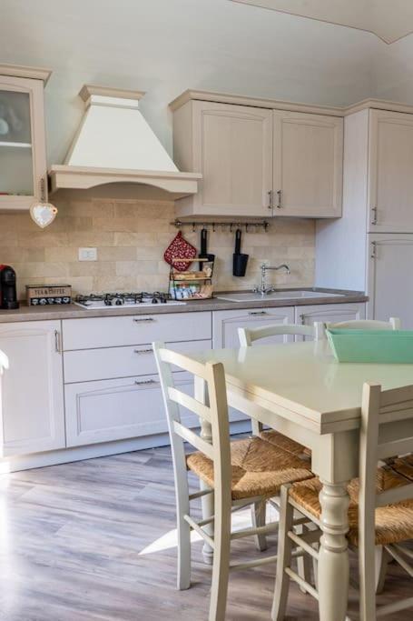 Casa Vacanze L'Angolo Fiorito 贝托勒 外观 照片